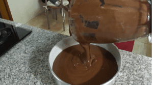 añadiendo la mezcla para la torta de chocolate