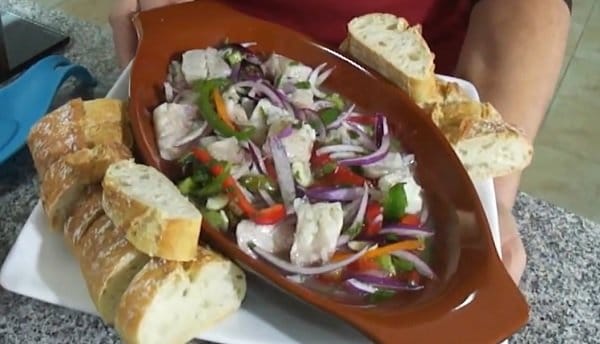 Plato de ceviche de pescado fresco al estilo venezolano con cebolla morada