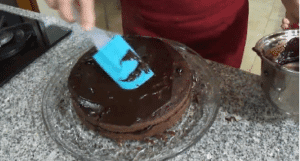 Decorando la torta de chocolate