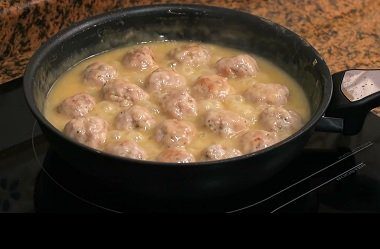 Exquisitas albóndigas caseras bañadas en salsa de tomate espesa