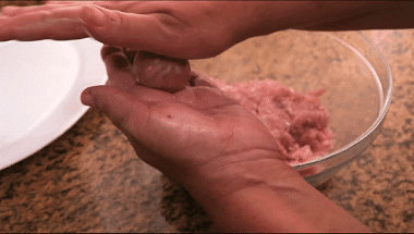 Dando forma esférica a la masa de carne para las albóndigas