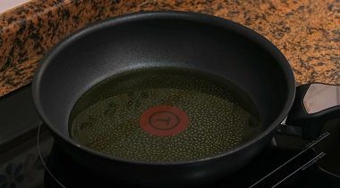 Sofriendo los vegetales troceados en la cazuela con aceite