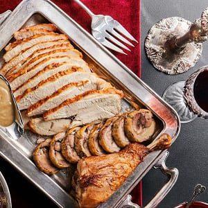 Pavo relleno cortado