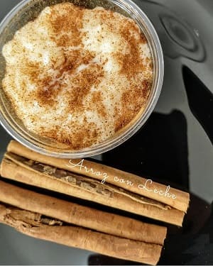 Acercamiento a un tazón de arroz con leche mostrando su cremosidad
