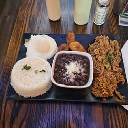 Perros Y Vainas En La Plaza